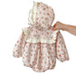 Blommig babybody med matchande hatt – söt och bekväm