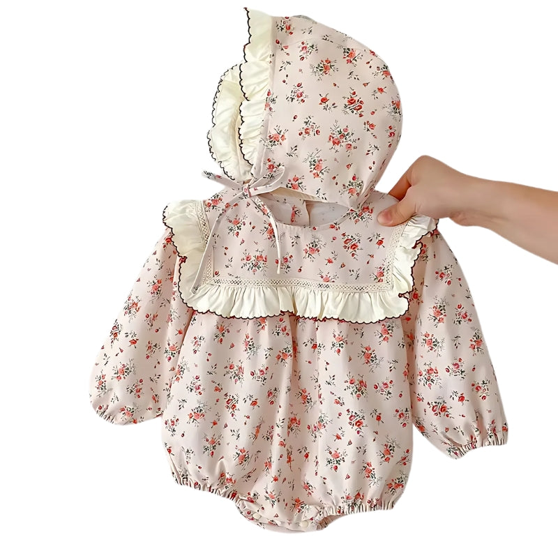 Blommig babybody med matchande hatt – söt och bekväm