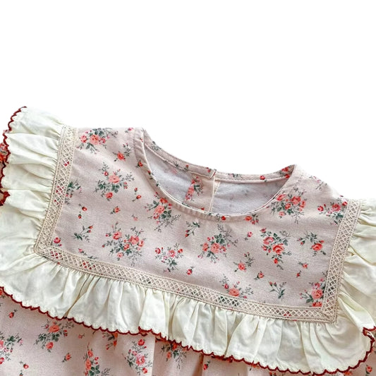 Blommig babybody med matchande hatt – söt och bekväm