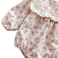 Blommig babybody med matchande hatt – söt och bekväm