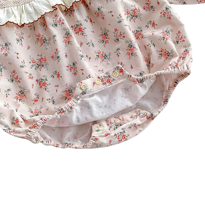 Blommig babybody med matchande hatt – söt och bekväm